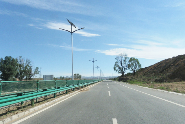 廣東太陽能雙臂路燈