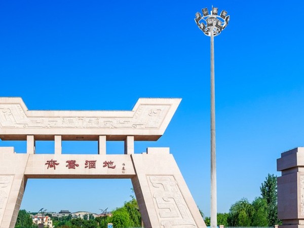 一套完整的高桿燈又那些配件構(gòu)成的